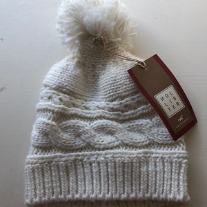 Hollister knit beanie w detail. Off-white